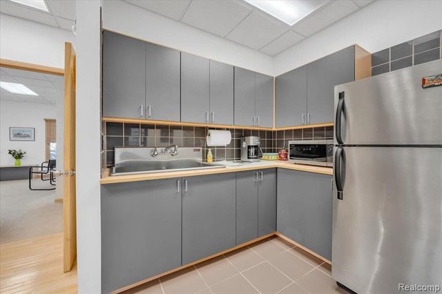 907 W 14 Mile Road, Clawson, MI 48017