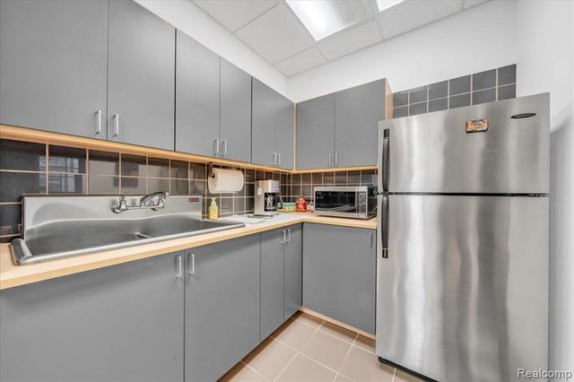 907 W 14 Mile Road, Clawson, MI 48017