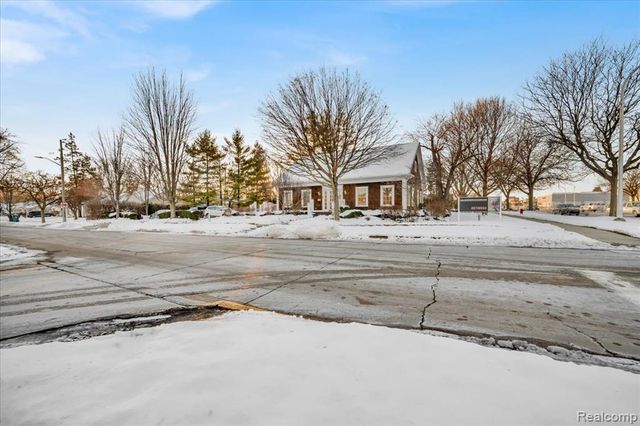 907 W 14 Mile Road, Clawson, MI 48017