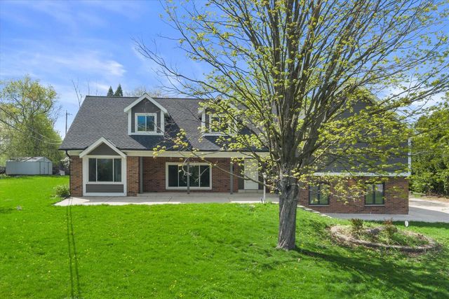 2003 Valley Spring DRIVE, New Berlin, WI 53151