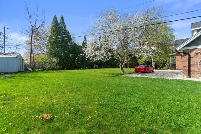 2003 Valley Spring DRIVE, New Berlin, WI 53151