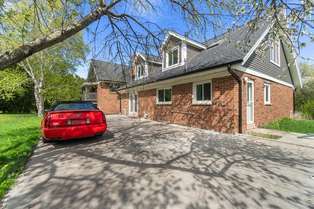 2003 Valley Spring DRIVE, New Berlin, WI 53151