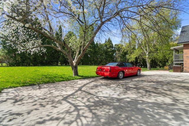 2003 Valley Spring DRIVE, New Berlin, WI 53151