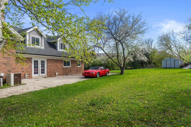 2003 Valley Spring DRIVE, New Berlin, WI 53151
