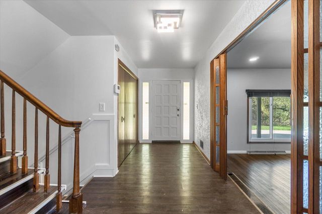 2003 Valley Spring DRIVE, New Berlin, WI 53151