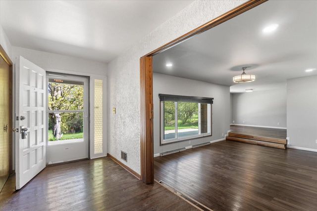 2003 Valley Spring DRIVE, New Berlin, WI 53151