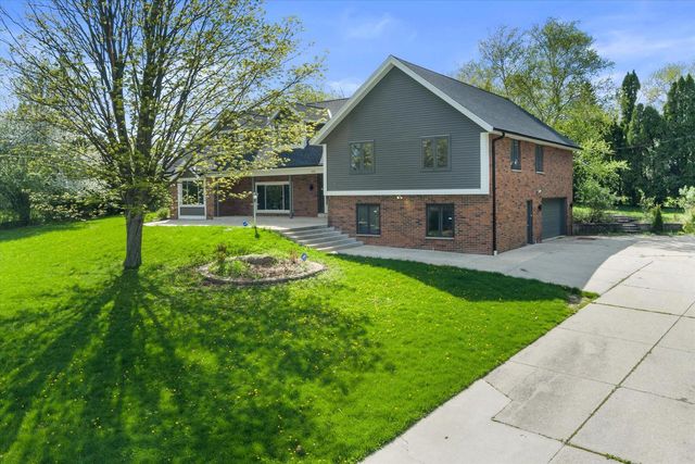 2003 Valley Spring DRIVE, New Berlin, WI 53151