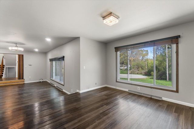 2003 Valley Spring DRIVE, New Berlin, WI 53151