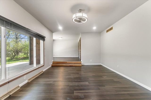 2003 Valley Spring DRIVE, New Berlin, WI 53151