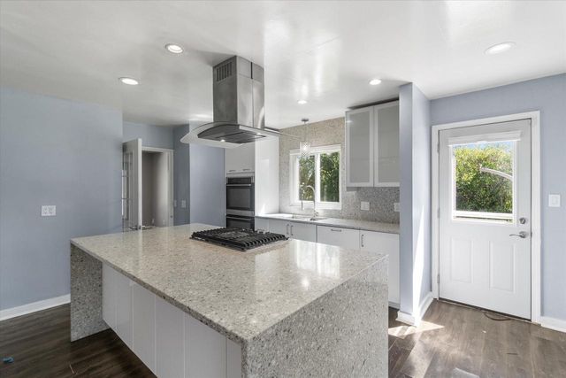 2003 Valley Spring DRIVE, New Berlin, WI 53151