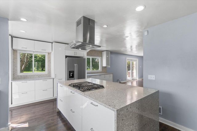 2003 Valley Spring DRIVE, New Berlin, WI 53151