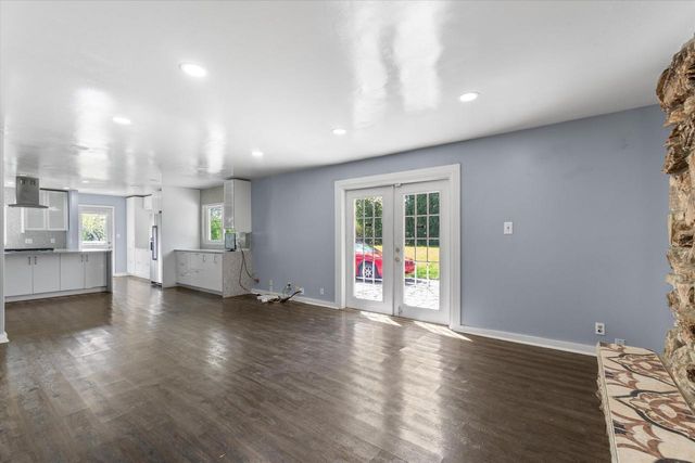 2003 Valley Spring DRIVE, New Berlin, WI 53151