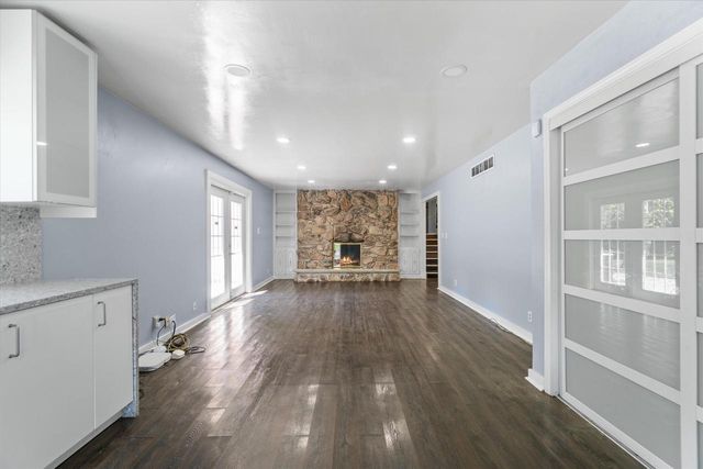 2003 Valley Spring DRIVE, New Berlin, WI 53151