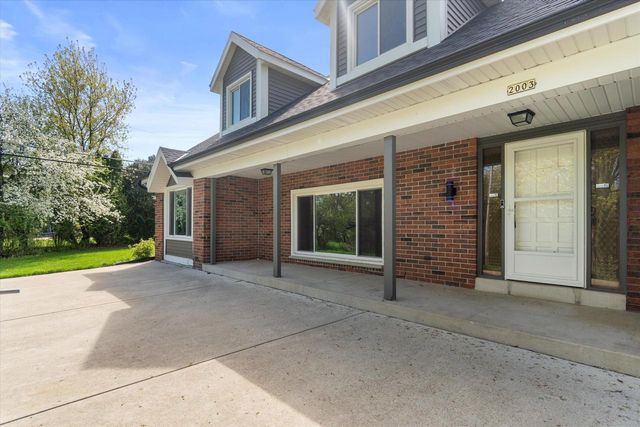 2003 Valley Spring DRIVE, New Berlin, WI 53151