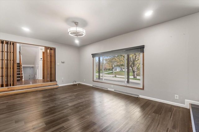 2003 Valley Spring DRIVE, New Berlin, WI 53151