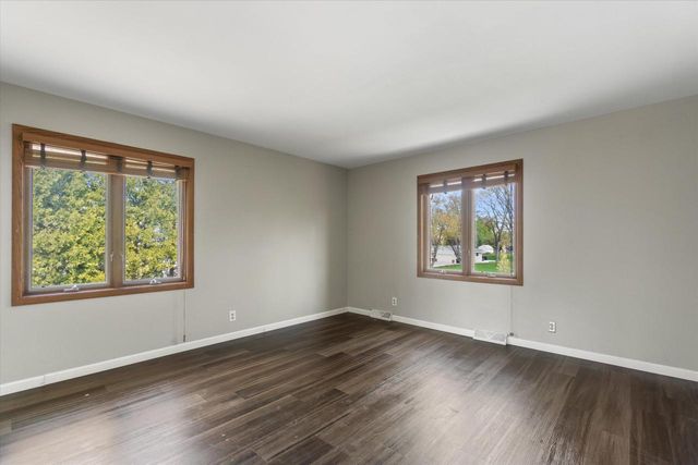 2003 Valley Spring DRIVE, New Berlin, WI 53151