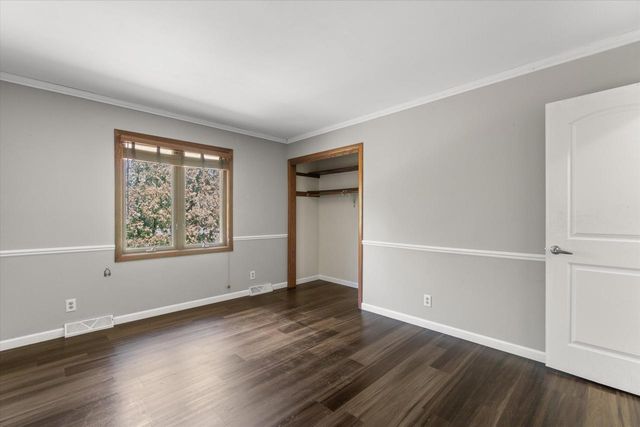 2003 Valley Spring DRIVE, New Berlin, WI 53151