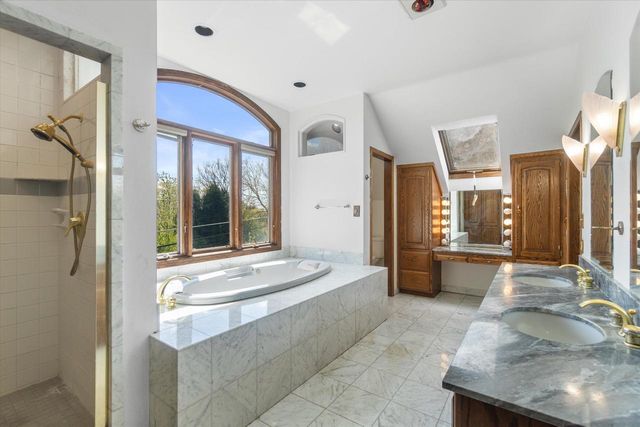 2003 Valley Spring DRIVE, New Berlin, WI 53151
