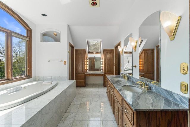 2003 Valley Spring DRIVE, New Berlin, WI 53151
