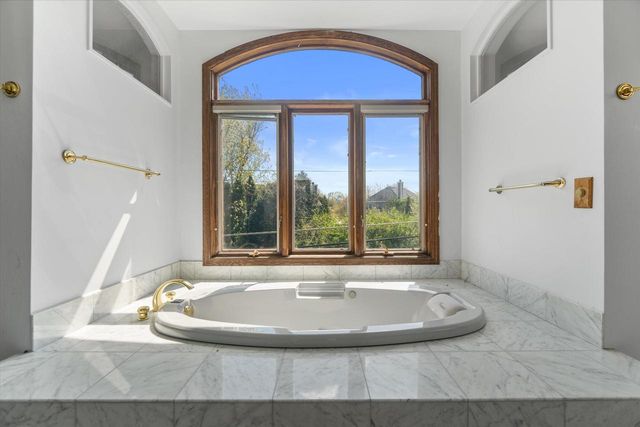 2003 Valley Spring DRIVE, New Berlin, WI 53151