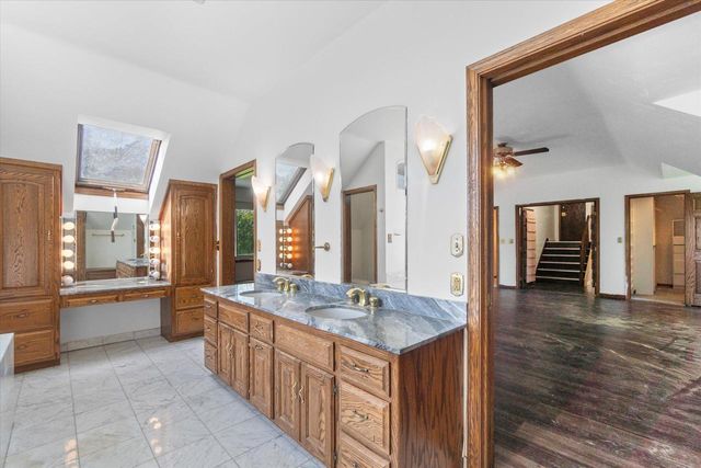 2003 Valley Spring DRIVE, New Berlin, WI 53151