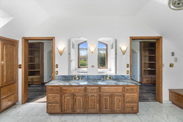 2003 Valley Spring DRIVE, New Berlin, WI 53151