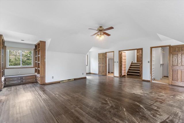 2003 Valley Spring DRIVE, New Berlin, WI 53151