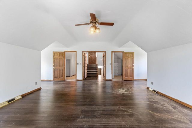 2003 Valley Spring DRIVE, New Berlin, WI 53151