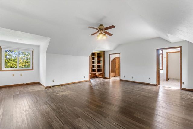 2003 Valley Spring DRIVE, New Berlin, WI 53151