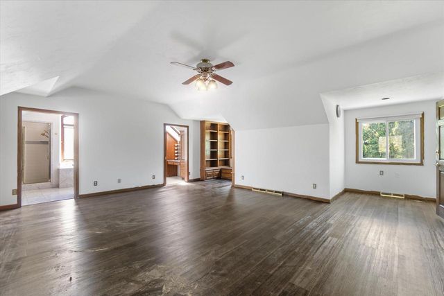 2003 Valley Spring DRIVE, New Berlin, WI 53151