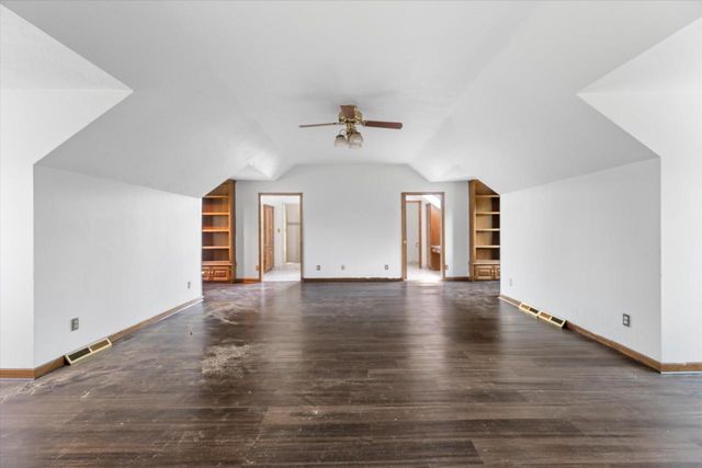 2003 Valley Spring DRIVE, New Berlin, WI 53151