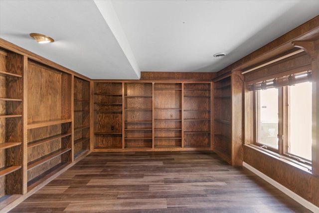 2003 Valley Spring DRIVE, New Berlin, WI 53151