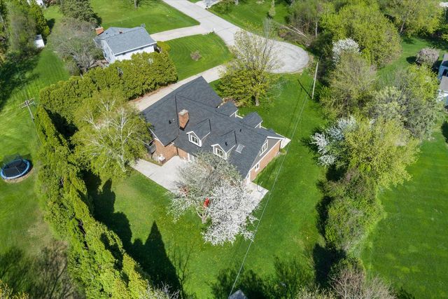 2003 Valley Spring DRIVE, New Berlin, WI 53151