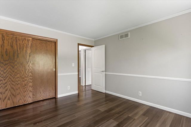 2003 Valley Spring DRIVE, New Berlin, WI 53151