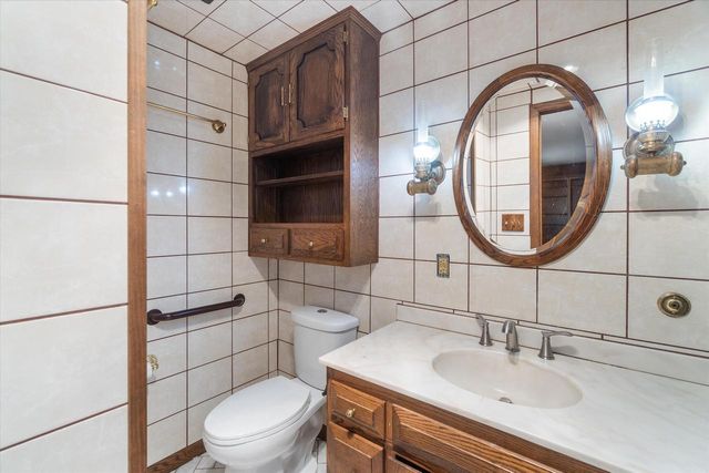 2003 Valley Spring DRIVE, New Berlin, WI 53151