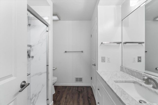2003 Valley Spring DRIVE, New Berlin, WI 53151