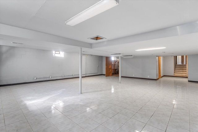 2003 Valley Spring DRIVE, New Berlin, WI 53151