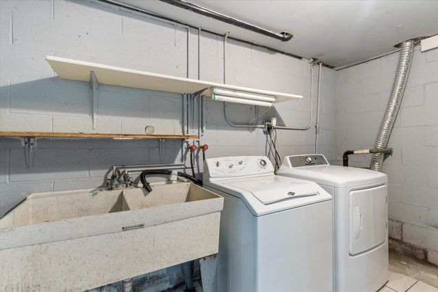 2003 Valley Spring DRIVE, New Berlin, WI 53151