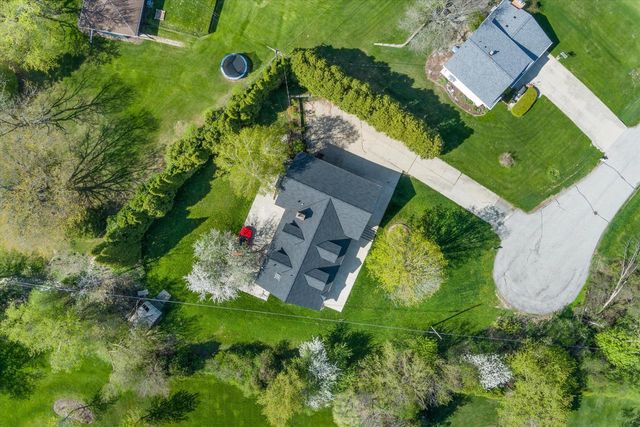 2003 Valley Spring DRIVE, New Berlin, WI 53151