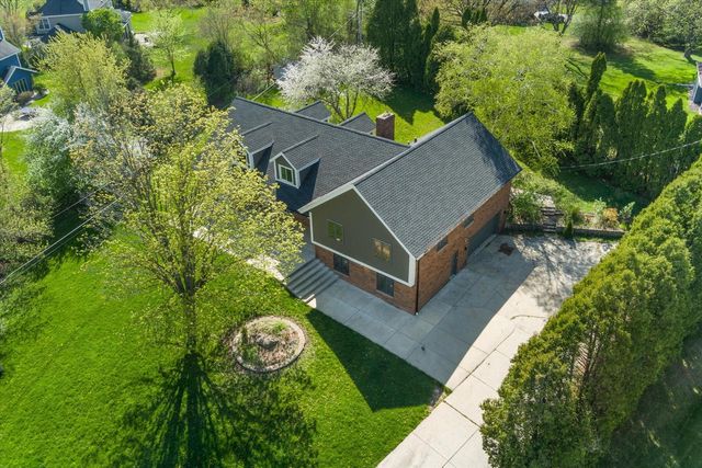 2003 Valley Spring DRIVE, New Berlin, WI 53151