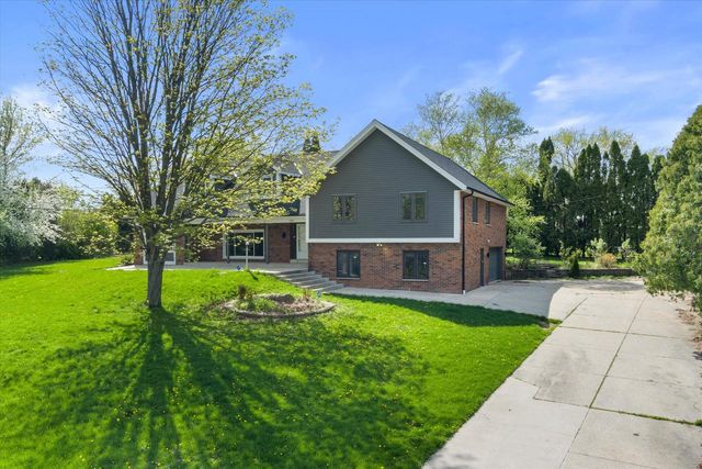 2003 Valley Spring DRIVE, New Berlin, WI 53151