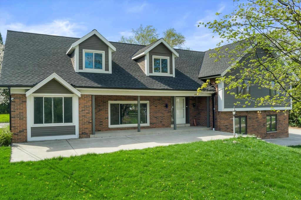 2003 Valley Spring DRIVE, New Berlin, WI 53151