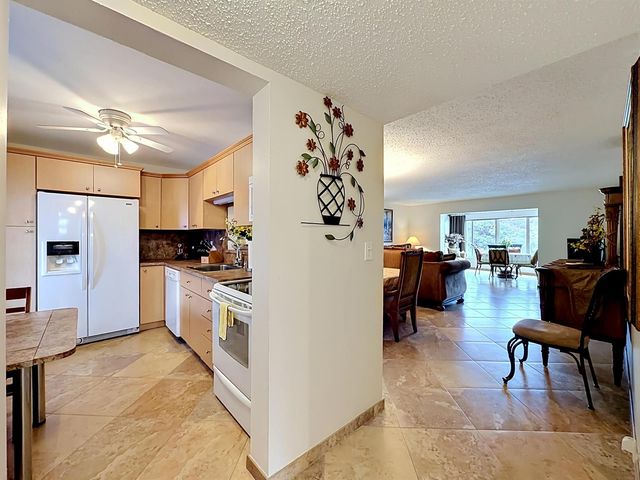 4270 NW 40th Street 401, Lauderdale Lakes, FL 33319