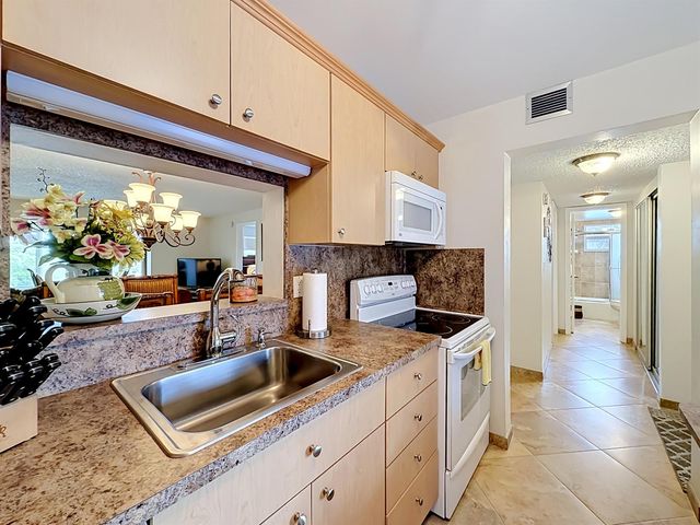 4270 NW 40th Street 401, Lauderdale Lakes, FL 33319