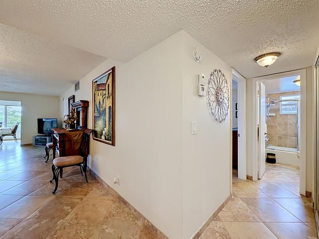 4270 NW 40th Street 401, Lauderdale Lakes, FL 33319