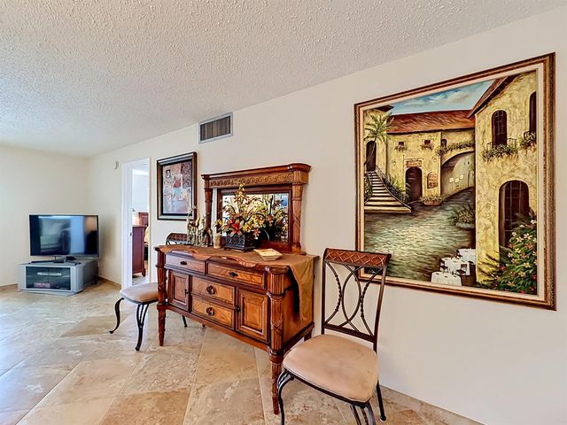 4270 NW 40th Street 401, Lauderdale Lakes, FL 33319