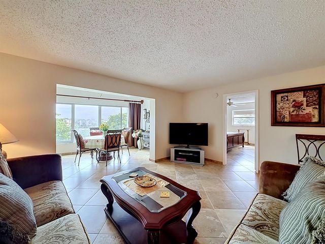 4270 NW 40th Street 401, Lauderdale Lakes, FL 33319