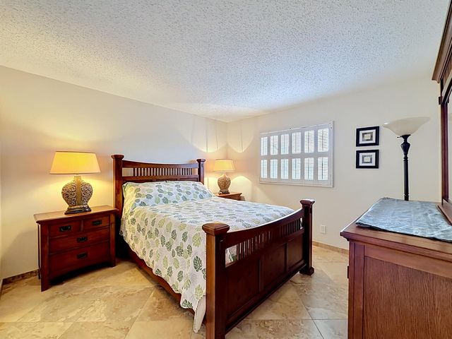 4270 NW 40th Street 401, Lauderdale Lakes, FL 33319