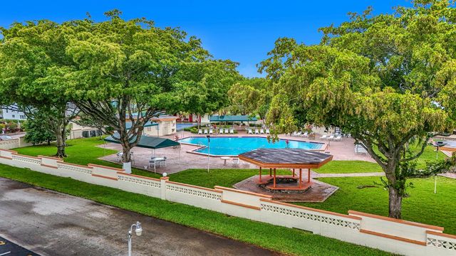 4270 NW 40th Street 401, Lauderdale Lakes, FL 33319