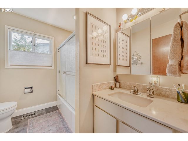 15820 Ne BROADWAY, Portland, OR 97230